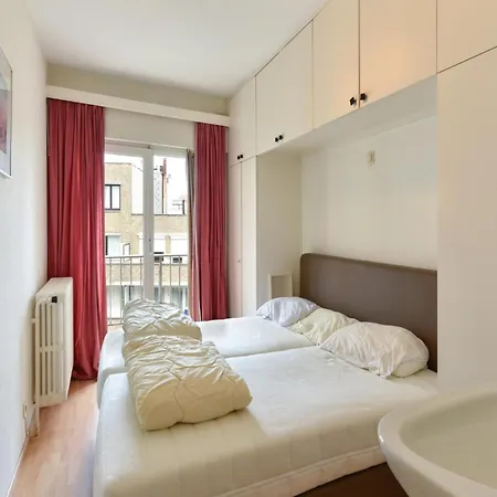 Apartment Modern 8-Person Sea Retreat *