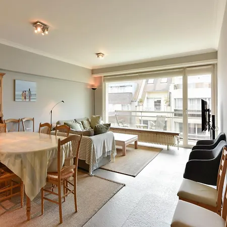Modern 8-Person Sea Retreat Apartment